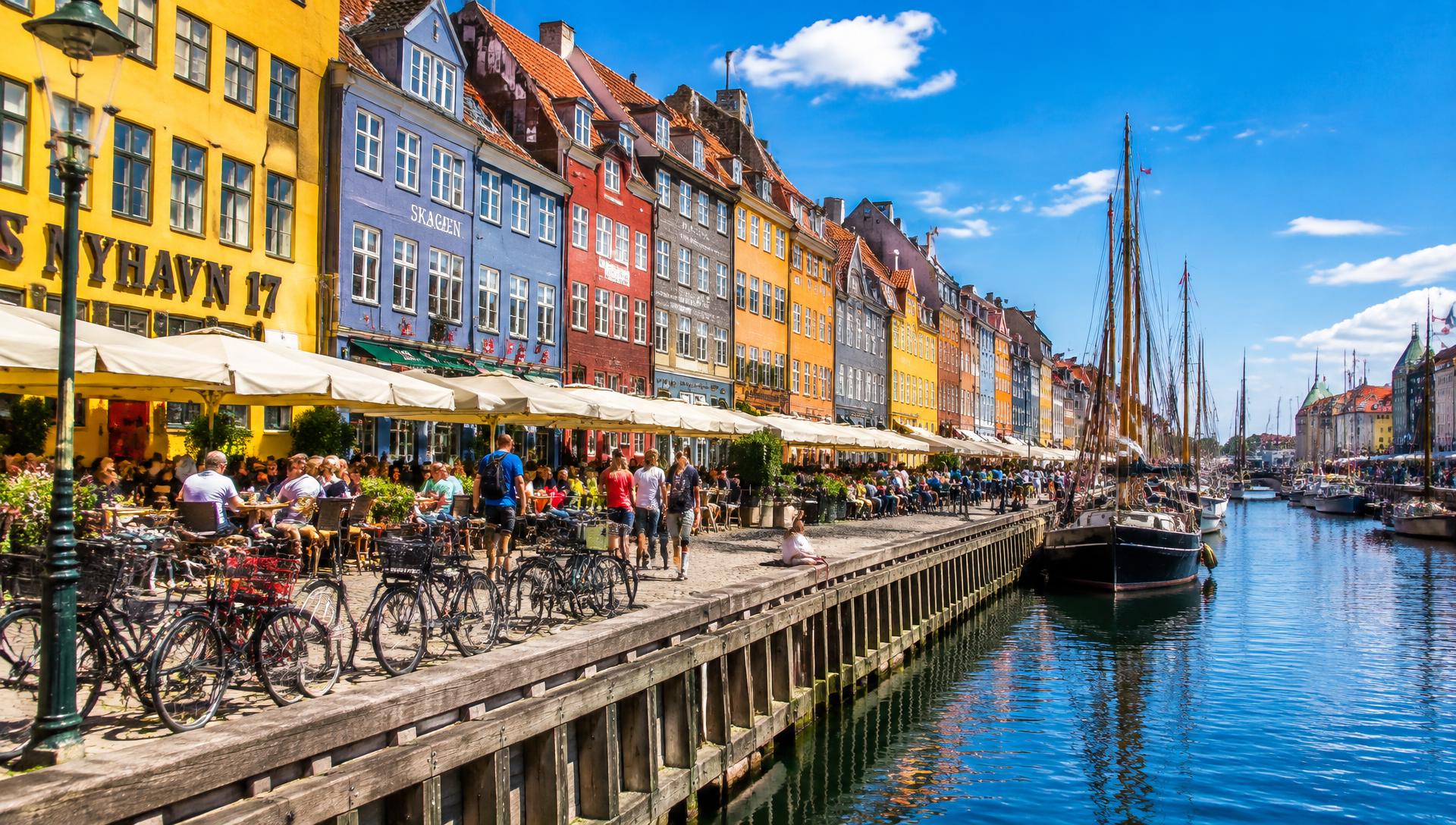 Nyhavn i København med de farverige huse langs kanalen